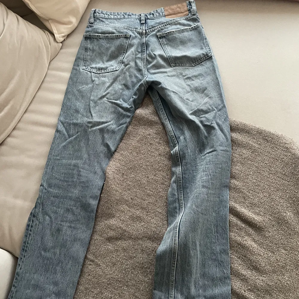 Säker dessa zara jeans som är raka och mid raise (medelhög midja). Använda men i väldigt bra skick! Det är 38 men skulle säga att det går att använda som 36 oxå.. Jeans & Byxor.