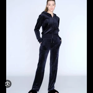 Juicy couture byxor - Säljer mina mörkblåa juicy byxor i strl xxs, de är lite uppsydda och passar mig som är 165-168 perfekt. Hör av er om ni har nå frågor. Pris kan diskuteras 💕