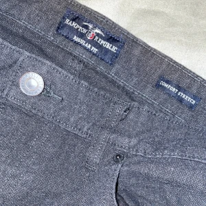 Hampton Republik Chinos  - Säljer ett par Hampton Republik Chinos i gott använt sick. Inte använt byxorna på 2 år. De är sköna att ha på lite stora vid midjan men funkar med skärp på. 