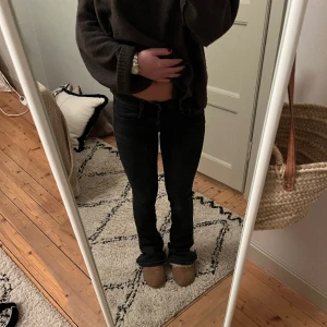 Diesel jeans  - Jätte snygga lågmidjade diesel jeans i strl 23 i midjan och 32 i längden. 