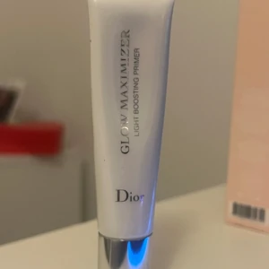 Dior glow primer - En super fin glow primer som ger dig perfekt glittrig hud. Använd 3 gånger men säljs pga av flytt. Köptes för 600kr. Den är perfekt till dig som vill ha dewy makeup look