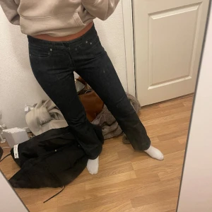 Lågmidjade jeans  - Fina lågmidjade jeans, passar storlek m och mig som är 170 cm💞