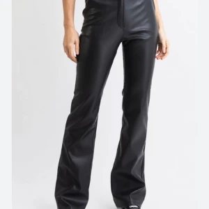 Skinnbyxor - Skinnbyxor från madlady. Köpt för längesen men är i mycket bra skick!💕 storlek xs-short, jag är ca 162-163. Säljs då byxorna är för små för mig