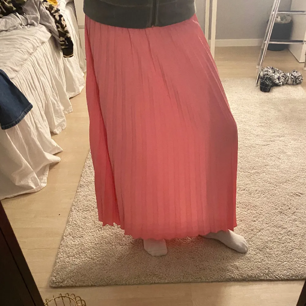 Säljer denna super fina rosa långkjolen som tyvärr har börjat bli lite för kort för mig💞 . Kjolar.