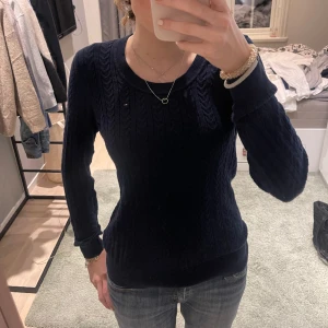 Kabelstickad tröja - Snygg kabelstickad tröja från Tommy Hilfiger! Säljer då den inte kommer till användning, den är i nyskick🩷