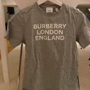 Burberry, äkta. T-shirt. Storlek 14 år 164cm. Fint skick. 