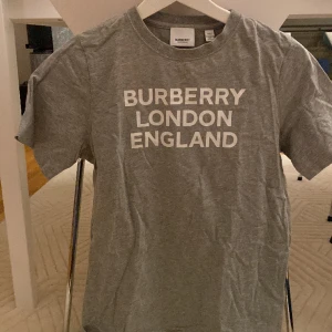 Burberry T-shirt grå  - Burberry, äkta. T-shirt. Storlek 14 år 164cm. Fint skick. 