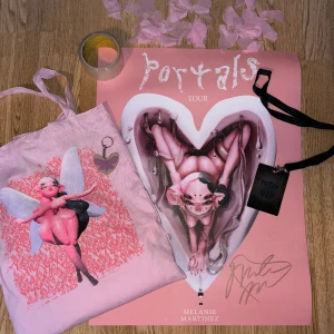 Melanie martinez - Säljer mina dubbletter från Melanie Martinez VIP portals tour. Säljer bara för högt pris annars sparar jag hellre. -Signerad poster -2000kr -tote bag-1000kr -konfetti från konserten- får med köp -nyckelring- 300kr -VIP card- 300kr