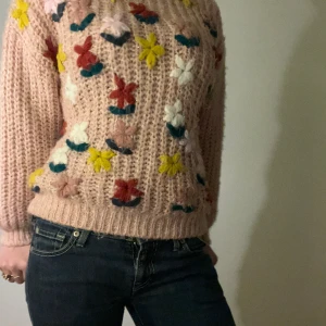 Tröja - Säljer min super fina stickade tröja från zara då den inte kommer till användning💞. Perfekt nu när det är lite kallare. Möts helst upp - skriv privat för mer bilder💖