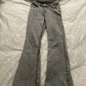 Säljer ett par jätte fina gråa bootcut jeans, skulle ändå säga att dem är lågmidjade. Med nått mönster på bakfickan. Säljer då dem är för långa på mig som är 165 (har dock inte så långa ben) använd runt 3 gånger och i jätte bra skick, rätt stretchiga