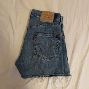 Jeans shorts från Levis, skriv för mått😊 Står ingen storlek på dem men skulle säga att de är XS/S