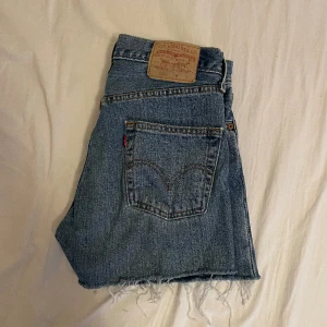 Levis shorts  - Jeans shorts från Levis, skriv för mått😊 Står ingen storlek på dem men skulle säga att de är XS/S