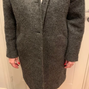 Kappa - Fin kappa från ellos. Har använts men är i fint skick. Knäpps med knappar