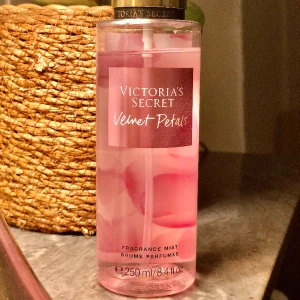 Body mist, victoria’s secret - Säljer en nästan helt oanvänd Victoria’s secret body mist i doften ”Velvet Petals”. Jag haft denna i ungefär ett år och inköpspriset var ca 300 kronor. Därför säljer jag den nu för 160kr! Pris kan diskuteras!✨💞