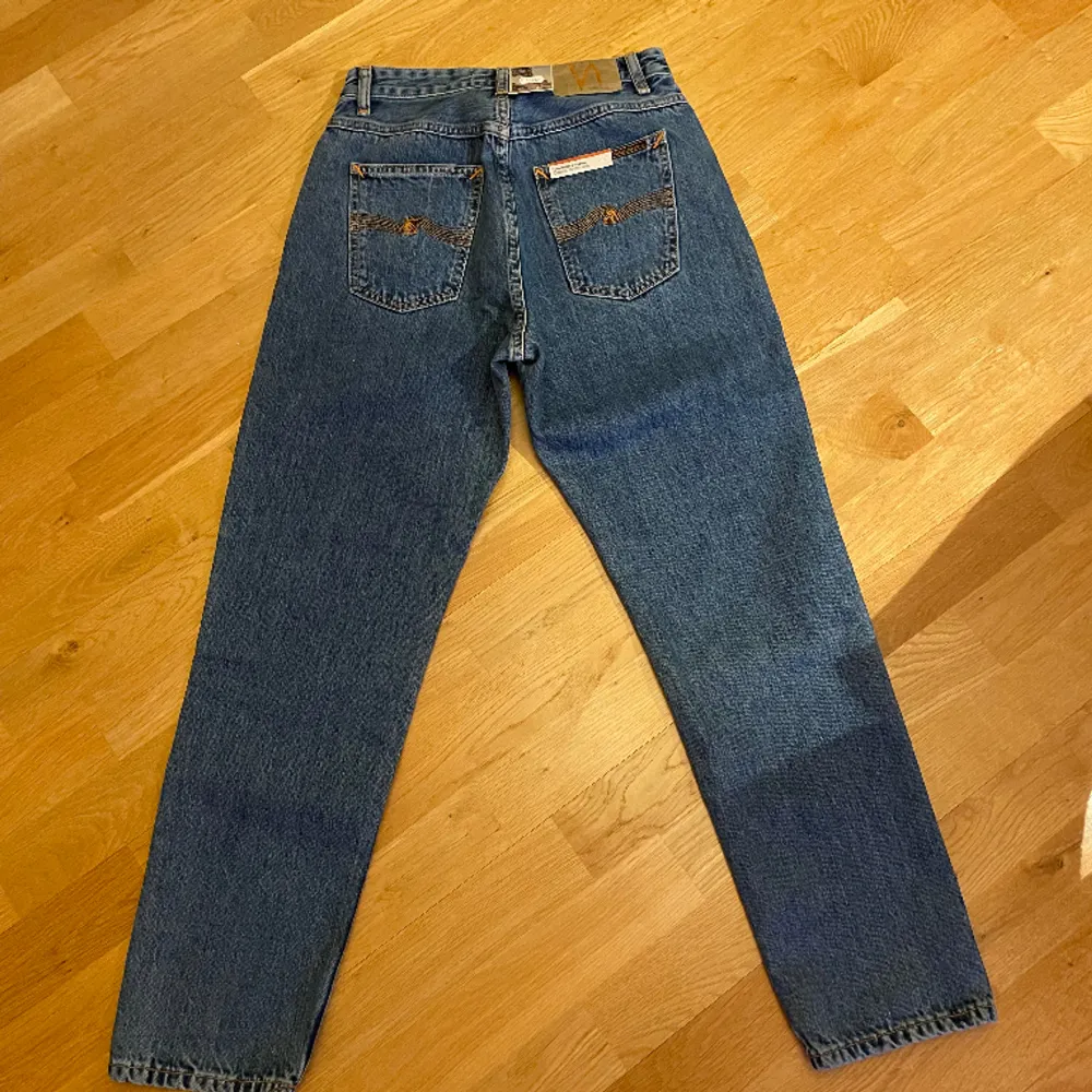 Helt nya NudieJeans storlek W28 L28 i toppskick. Alla lappar sitter kvar. Nypris 1500kr. Jeans & Byxor.