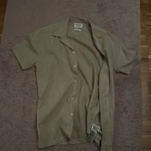 Kortärmad skjorta från lindhberg - Storlek s köpt för 479 kr genom zalando perfekt för sommaren använd 1 gång  Pris: 300 kr kan även diskuteras