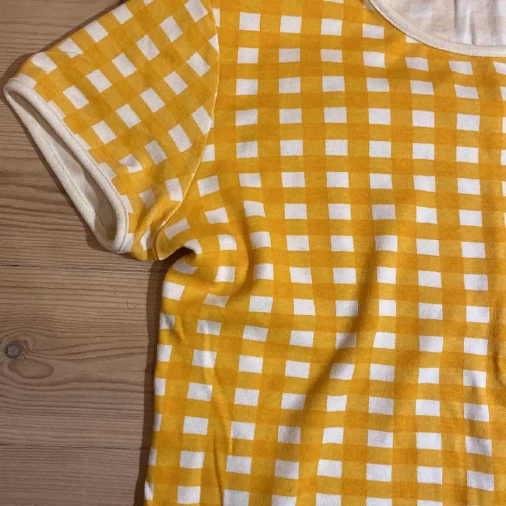 Skitfrän gulrutig t-shirt från Villervalla! Jätteskönt material. Köpt secondhand, men den ser inte använd ut. Den gula färgen är verkligen varmt gul. . T-shirts.