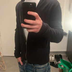 Stickad tröja  - Säljer denna marinblå stickade tröjan. Tröjan är i ett bra skick och är köpt för 800 från Only & sons!