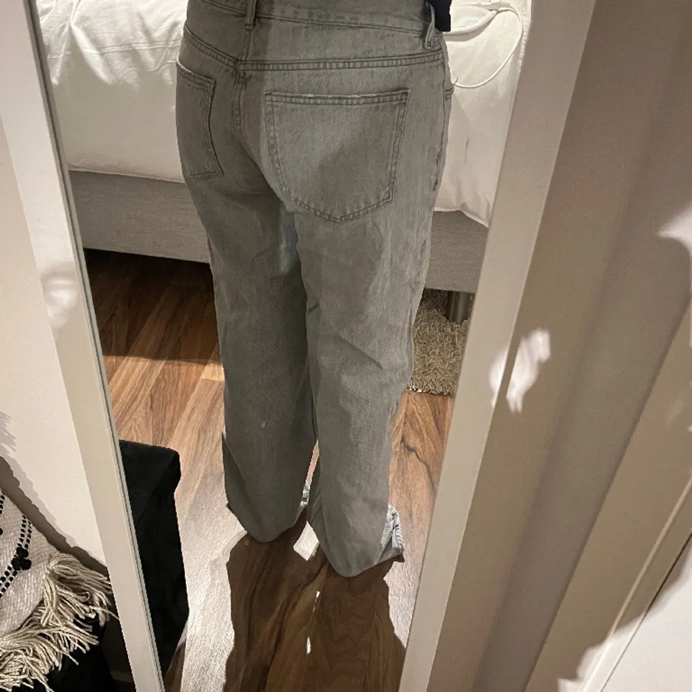 Säljer dessa gråa lågmidjade straight leg jeans från Gina tricot eftersom de inte passar mig längre. De är använda ett fåtal gånger men är i bra skick bortsett från att de är lite uppskavda nere på ena byxbenet, se bild.❣️. Jeans & Byxor.