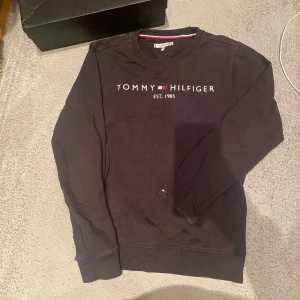 Tommy hilfiger sweatshirt  - tommy hilfiger sweatshirt i junior strlk XL. passar 14-15 år. Junior strlk XL=xs/S. skicket är 9/10. inga defekter bara använd rätt mycket men sparsamt. Priser kan diskuteras. Köpt för 600kr i sportsdirect i london.