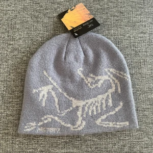 Arc’teryx mössa - Säljer en av mina arc’teryx mössor pga köpte för många 😅 Mössan är har en blå/grå nyans och är helt ny och perfekt skick. Köparen står för frakt! 