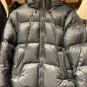 Peak performance  - Säljer nu en peak performance jacka i storlek S finns inga hål osv på jackan! Bara att höra av er om de finns några frågor.