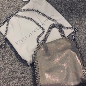 Stella väska - Jättefin stella väska i nyskick hör av er vid frågor osv🖤🤍