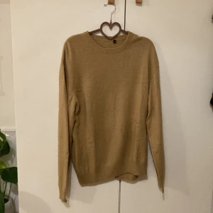 Stickad tröja Cashmere - Stickad tröja i cashmere köpt second hand i Köpenhamn. Strl 54 enligt lappen men sitter lagom oversized på mig som normalt har S/M