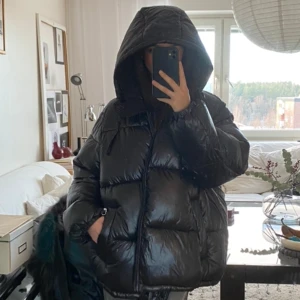 Hm populär vinterjacka - Säljer pga för stor, finns ett hål där man spänner in den innanför jackan