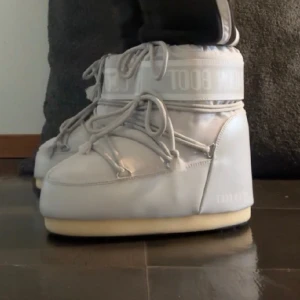 Moon boots  - Intressekoll på mina ljus grå moonboots:) köpta döe 2200kr på Zalando för ca 2 månader sen storlek 36-39