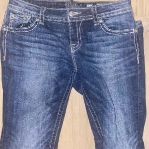 Otroligt fina bootcut jeans från miss me som tyvärr är för stora för mig😕 Jeansen syddes in i midjan av en sömmerska men passade inte. Hör av dig vid frågor och mått🩷 