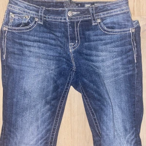 Missme-jeans - Otroligt fina bootcut jeans från miss me som tyvärr är för stora för mig😕 Jeansen syddes in i midjan av en sömmerska men passade inte. Hör av dig vid frågor och mått🩷 