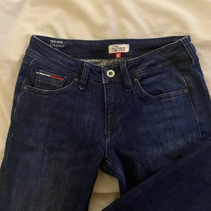 mid waist jeans  - Säljer mina mid waist jeans från Tommy hilfiger, då dem är förstora på mig