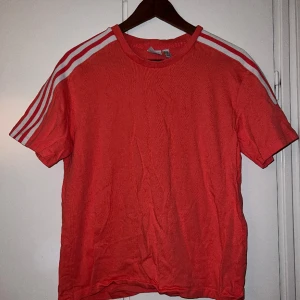 Adidas tröja - Adidas t-shirt, storlek M, i gott skick, 35kr