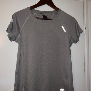 Karhu t-shirt - Karhu t-shirt, nytt skick, storlek S, 30kr