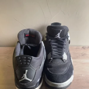 Jordan 4s black canvas  - Fint skick, kvitto och box följer med köpta ifrån soleplus för 5500kr Storlek 44. Hör av er vid köp tryck inte på ”KÖP NU” utan kontakta mig först 