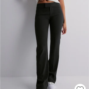 Nelly kostymbyxor - Lågmidjade kostymbyxor från nelly som är helt slutsålda i denna storlek. Helt oanvänga och prislappen sitter fortfarande kvar. 