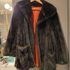 Brun/svart pälskappa - vintage pälskappa i mörkbrunt/svart, köpt second hand och liiite sliten i tyget på insidan men annars fint skick! Strl S/M