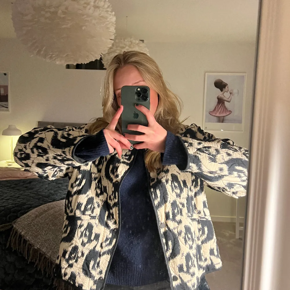 Zara jacka köpt i november 2023!! Superfin vår/höst jacka me jättecoolt mönster. Använt nog bara 1/2 gånger så superbra skick💓💓💓. Jackor.