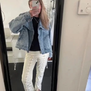 Jeans med snöring - Säljer dessa jätte snygga vita jeans med snörning 