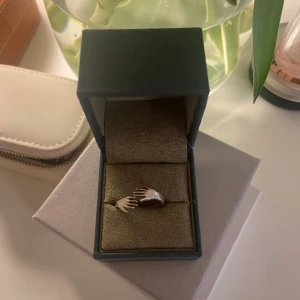 Maria Nilsdotter ring  - Superfin ring som är sparsamt använd. Skulle tro att storleken är 18. Kvitto finns💓