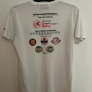 T-shirt New Era med tryck - Säljer denna t-shirt från New Era med tryck både fram och bak. Köptes för några år sen med tryck både fram och bak. Storleken är M. Hör av dig vid minsta fundering!