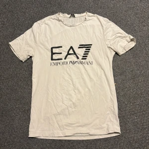 Ea7 tshirt - Vit ea7 tshirt Storlek xs men passar även s/m. Är 1,86 och den passar mig