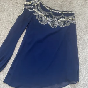 Nelly tygklänning - Blå klänning, tyg, storlek 36, använd endast 2 gånger, köpt för 699kr