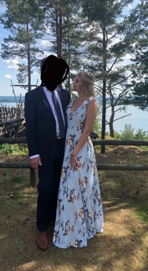 Balklänning - Blå blommig klänning som är djup i ryggen, från bubbleroom. Använd en gång på ett bröllop. Älskar den men kommer inte komma till användning igen tyvärr. Så fin till balen!! Är 165 och den tänker ner till marken på mig även med klackar! 