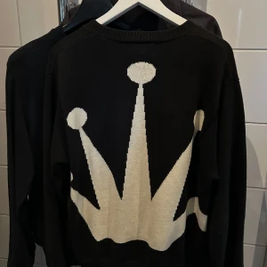 Stüssy Bent Crown Knit - En tvärfet Stüssy crown knit som jag säljer pga att jag inte haft någon användning av den då den inte passar min stil längre, Tröjan är i bra skick 9/10 nypris -1600kr, mitt pris -800kr. Köpt från Selvage förra året, var inte rädd att ställa frågor!