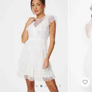 Söker denna klänning ifrån bubbleroom (Litzy Frill dress) i strl xs🤍 vill ha till studenten!!