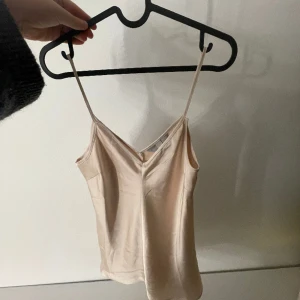 Linnen 2 par -  Två stycken linnen från H&M säljs tillsammans, därmed blir priset väldigt billigt.