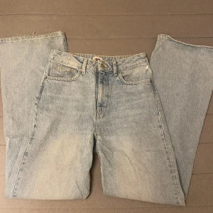 jeans - Jeans med breda långa ben. Lite slitna vid byxänden.