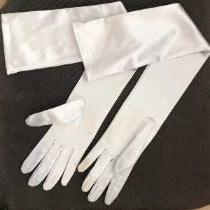Vitt Ceremoni/party long handskar  - Säljer den fina handskar Satin paret , använda lätt och få antal gånger , aldrig tvättat för att bevara produkten.   Syns precis som på bilden. Köpt från Master Arnes butik 299 kr